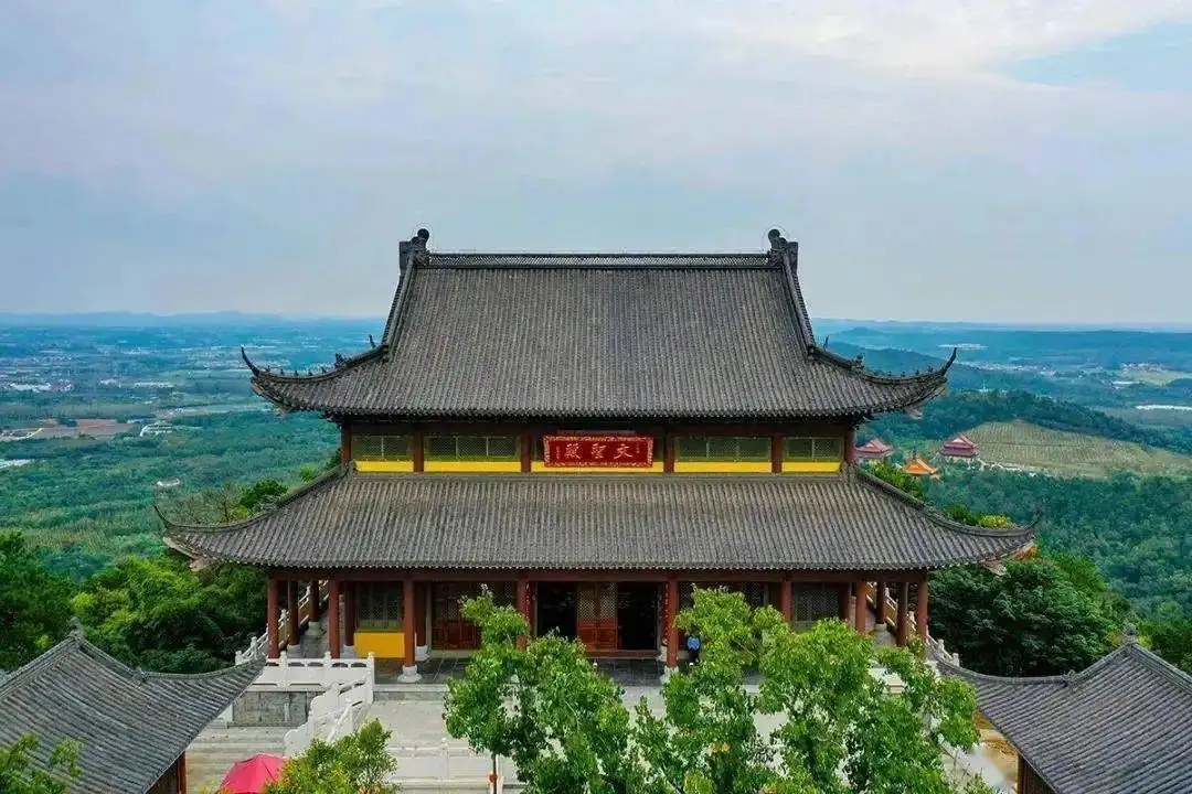 高淳区,江南鱼米之乡、江苏省商贸十强县(市)、建筑强县、中国建筑之乡、中华民间造船水运第一县、工业百强区、全国百强区、国家农产品质量安全县、全国文化先进区、中国最佳休闲度假旅游名区、国家卫生县城、中国天然氧吧,隶属南京市,北与南京市溧水区接壤,东与溧阳市毗邻,西北面与安徽省马鞍山市当涂县接壤、西、南-今日头条